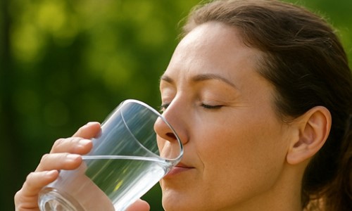 TENA alerta para a importância da hidratação no controle da incontinência urinária no verão